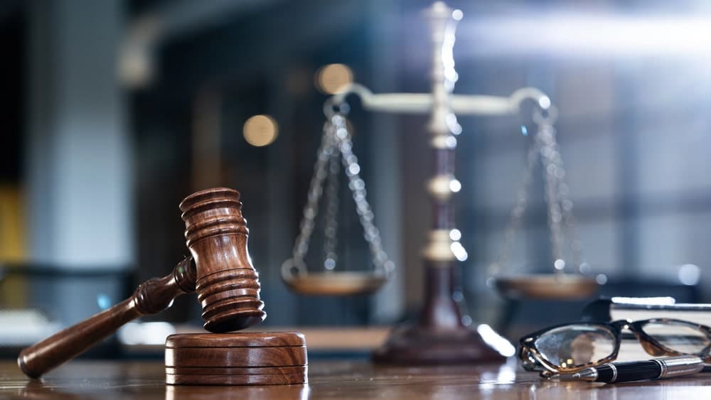 Image shows a gavel and balance scales symbolizing legal judgment in truck accident in Tennessee